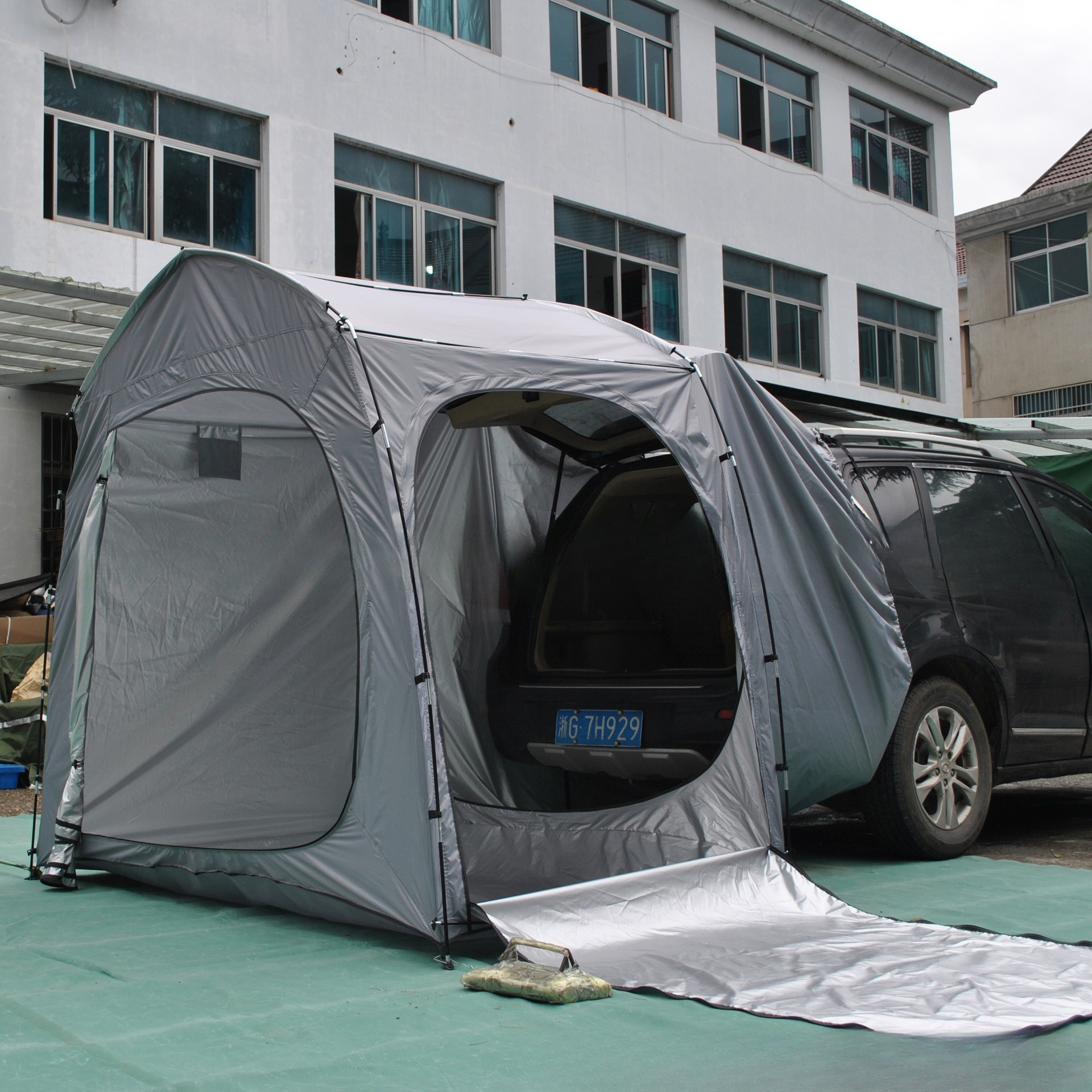 Easy to store full-model rear  - Emergency Mylar Tent avis et prix